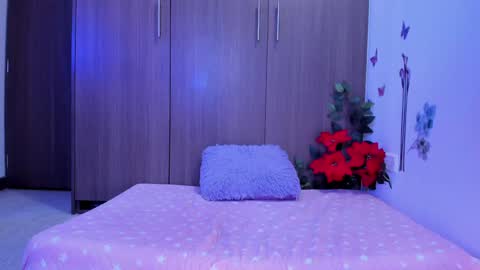 mia  nicolle online show from December 10, 1:22 am