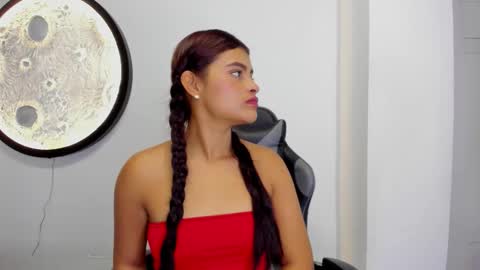 Mia online show from October 1, 11:59 am