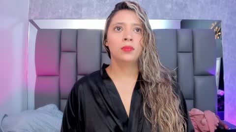 Mia online show from December 19, 12:01 pm