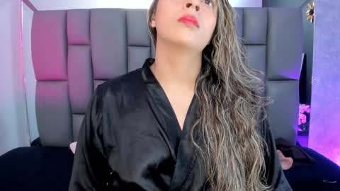 Mia online show from January 18, 12:04 pm