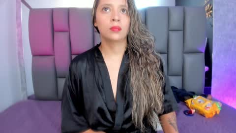Mia online show from December 6, 12:05 pm