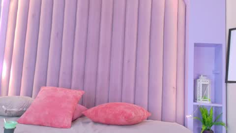 miaanderson__ online show from April 9, 11:59 am