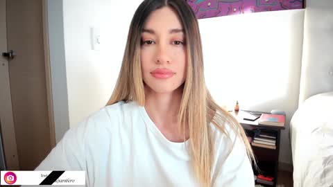 Mia online show from December 3, 9:45 pm