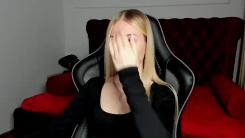 Mia online show from September 15, 5:31 pm