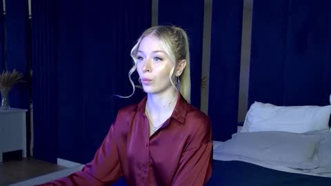 Mia online show from September 18, 5:33 pm