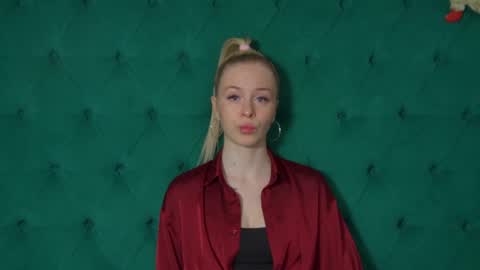 Mia online show from December 14, 5:24 am