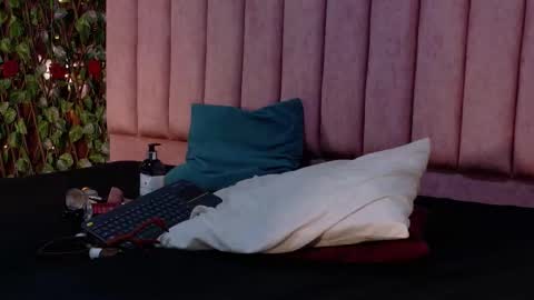 Mia online show from December 22, 3:59 pm