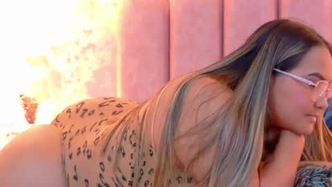 Mia online show from March 15, 6:04 am