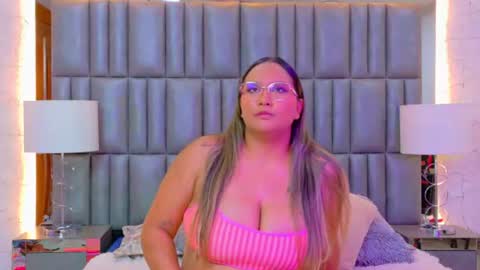 Mia online show from July 7, 11:29 pm