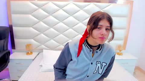 Snapshot of miaqueen021 chatting on February 10, 12:39 pm Sweetie Mia online show from February 10, 12:39 pm