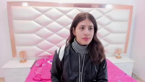 Snapshot of miaqueen021 chatting on March 5, 12:22 pm Sweetie Mia online show from March 5, 12:22 pm