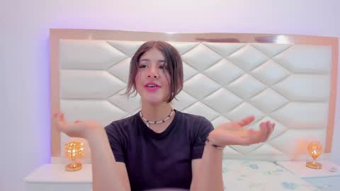 Snapshot of miaqueen021 chatting on January 17, 12:21 pm Sweetie Mia online show from January 17, 12:21 pm