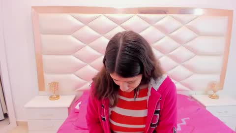 Snapshot of miaqueen021 chatting on March 12, 12:26 pm Sweetie Mia online show from March 12, 12:26 pm