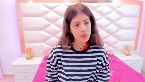 Snapshot of miaqueen021 chatting on March 4, 12:22 pm Sweetie Mia online show from March 4, 12:22 pm