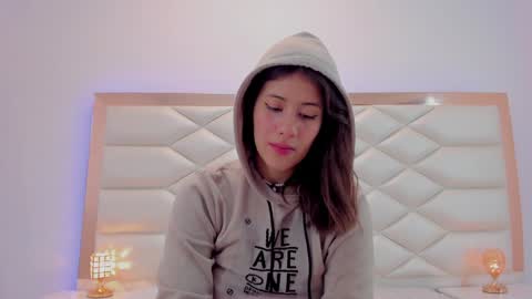 Snapshot of miaqueen021 chatting on January 21, 12:18 pm Sweetie Mia online show from January 21, 12:18 pm