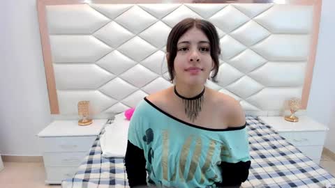 Snapshot of miaqueen021 chatting on February 12, 12:22 pm Sweetie Mia online show from February 12, 12:22 pm
