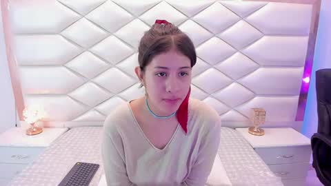 Snapshot of miaqueen021 chatting on February 5, 12:27 pm Sweetie Mia online show from February 5, 12:27 pm