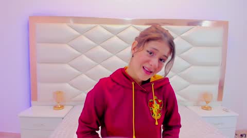 Snapshot of miaqueen021 chatting on January 25, 12:19 pm Sweetie Mia online show from January 25, 12:19 pm