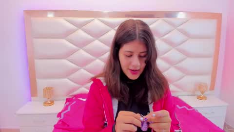 Snapshot of miaqueen021 chatting on March 7, 12:23 pm Sweetie Mia online show from March 7, 12:23 pm
