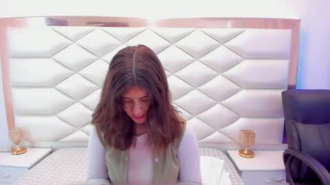 Snapshot of miaqueen021 chatting on February 4, 12:22 pm Sweetie Mia online show from February 4, 12:22 pm