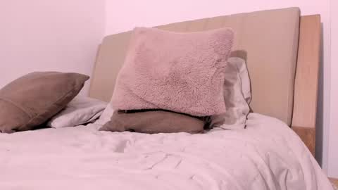 Mia Quevedo online show from May 13, 2:56 pm