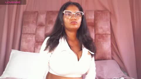 Snapshot of miasandoval_22 chatting on January 1, 9:31 pm miasaandovaal 22 online show from January 1, 9:31 pm
