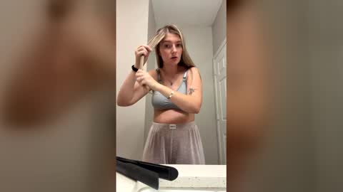 miasmith_001 online show from May 6, 7:40 pm