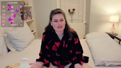 Snapshot of miawallace__ chatting on September 28, 11:10 pm Mia online show from September 28, 11:10 pm