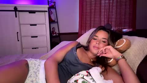 Mia online show from November 26, 9:27 pm