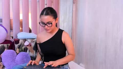 Mia  online show from November 9, 3:30 pm