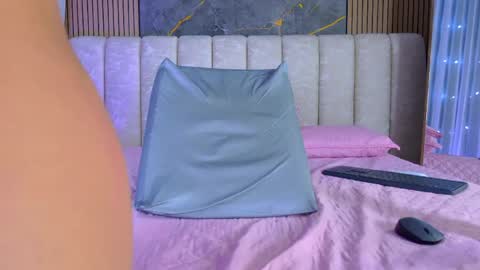 miia scoott  online show from May 10, 1:35 pm