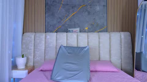 miia scoott  online show from May 22, 12:03 pm