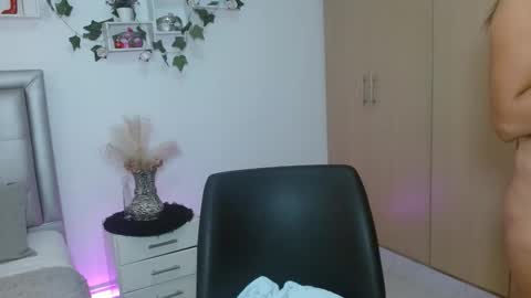miiaa_k online show from May 4, 11:03 am