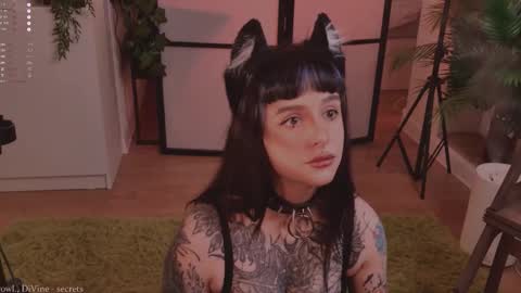 mika_moon_ online show from October 19, 6:32 pm