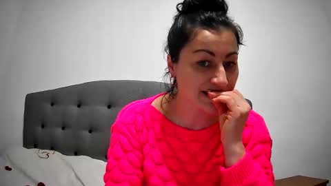 Snapshot of mikyloveu chatting on February 21, 4:05 pm Mikyloveu online show from February 21, 4:05 pm
