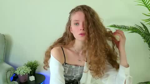 Mila online show from May 4, 7:01 am