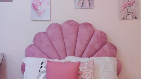 mila online show from May 22, 11:19 am