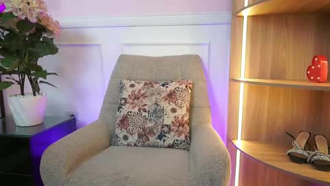 milacrave online show from May 11, 11:34 am