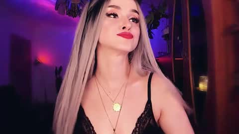 Snapshot of miladyjolie chatting on February 19, 4:44 am MiladyJolie online show from February 19, 4:44 am
