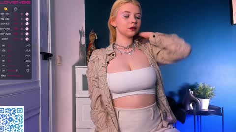 Snapshot of mildredbain chatting on December 3, 3:51 am Mila online show from December 3, 3:51 am