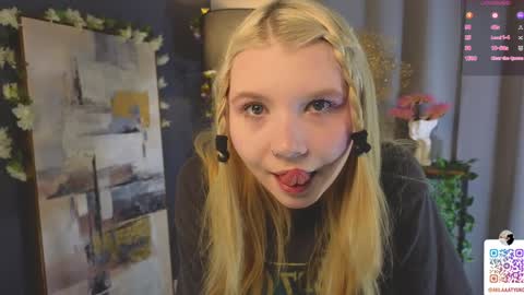 Snapshot of mildredbain chatting on February 9, 2:28 am Mila online show from February 9, 2:28 am