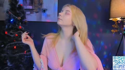 Snapshot of mildredbain chatting on December 26, 3:27 am Mila online show from December 26, 3:27 am