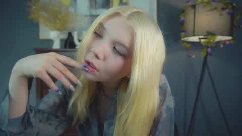 Snapshot of mildredbain chatting on February 23, 2:45 am Mila online show from February 23, 2:45 am