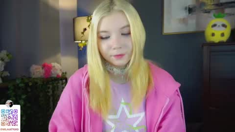 Snapshot of mildredbain chatting on March 10, 3:12 am Mila online show from March 10, 3:12 am