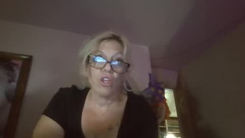 milfuncookies online show from May 29, 4:54 am