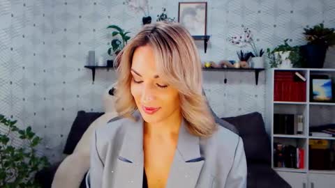 MillaXQueen online show from November 25, 3:25 pm