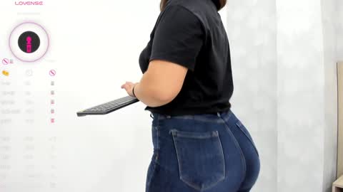 Milu Gomez online show from December 3, 7:33 pm