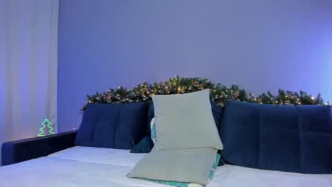 Snapshot of mirabrunette chatting on December 16, 12:04 am Mira follow my fansly online show from December 16, 12:04 am
