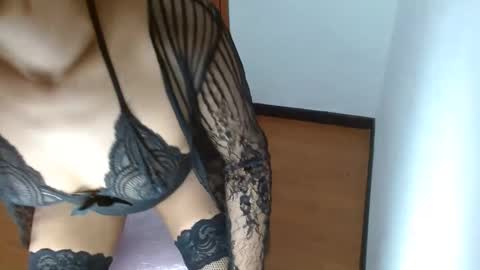 Snapshot of mishka__ chatting on December 22, 5:34 am Mishka online show from December 22, 5:34 am