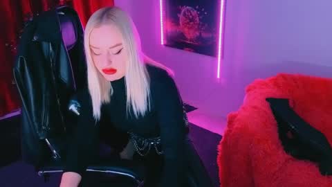 miss_alice_silver online show from April 19, 7:05 pm